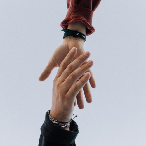 ways people help each other, human kindness, ways to be nice, the good in people